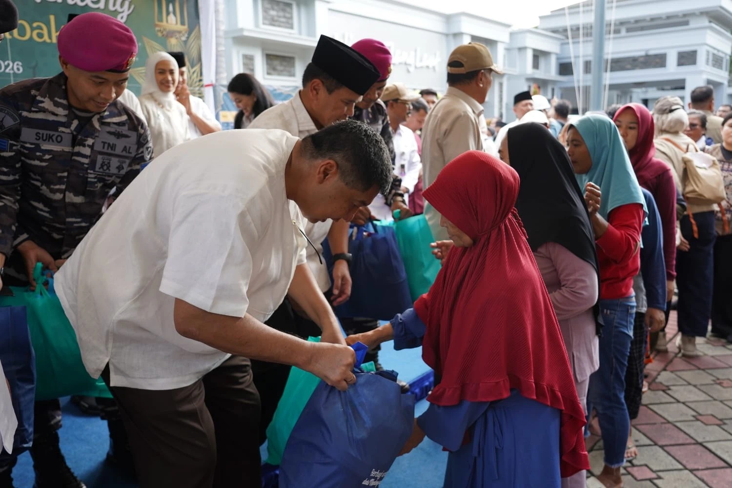 Menteri PKP Bersama KASAL Bagikan 2.000 Sembako Bagi Warga MBR di Sekitar Menteng