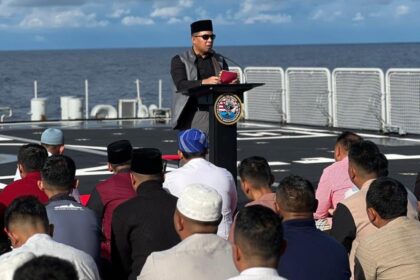 Di Tengah Samudera Hindia, Prajurit KRI Prabu Siliwangi-321 Laksanakan Salat Idulfitri Di Tengah Samudera Hindia, Prajurit KRI Prabu Siliwangi-321 Laksanakan Salat Idulfitri