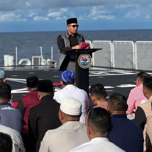 Di Tengah Samudera Hindia, Prajurit KRI Prabu Siliwangi-321 Laksanakan Salat Idulfitri
