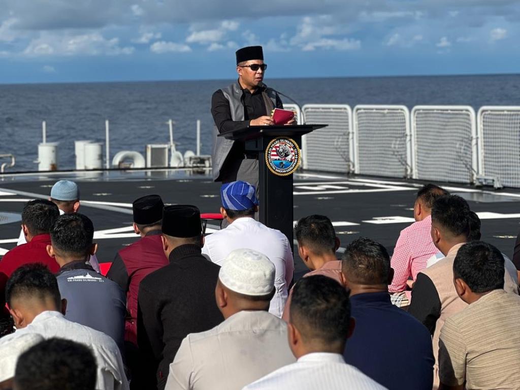 Di Tengah Samudera Hindia, Prajurit KRI Prabu Siliwangi-321 Laksanakan Salat Idulfitri Di Tengah Samudera Hindia, Prajurit KRI Prabu Siliwangi-321 Laksanakan Salat Idulfitri