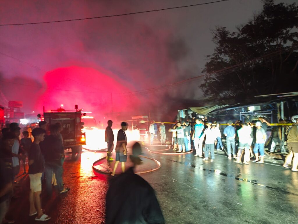 Gerak Cepat! Lanud RSN Bantu Padamkan Kebakaran di Pekanbaru