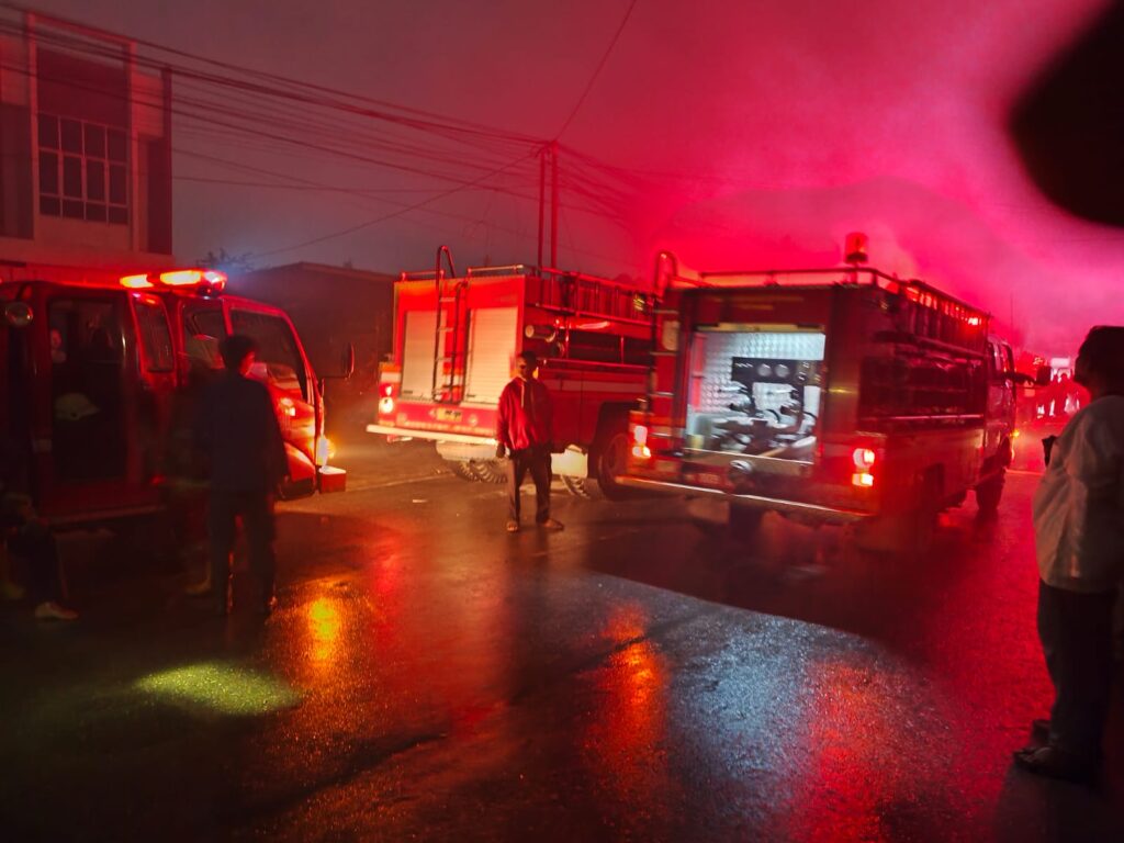 Gerak Cepat! Lanud RSN Bantu Padamkan Kebakaran di Pekanbaru