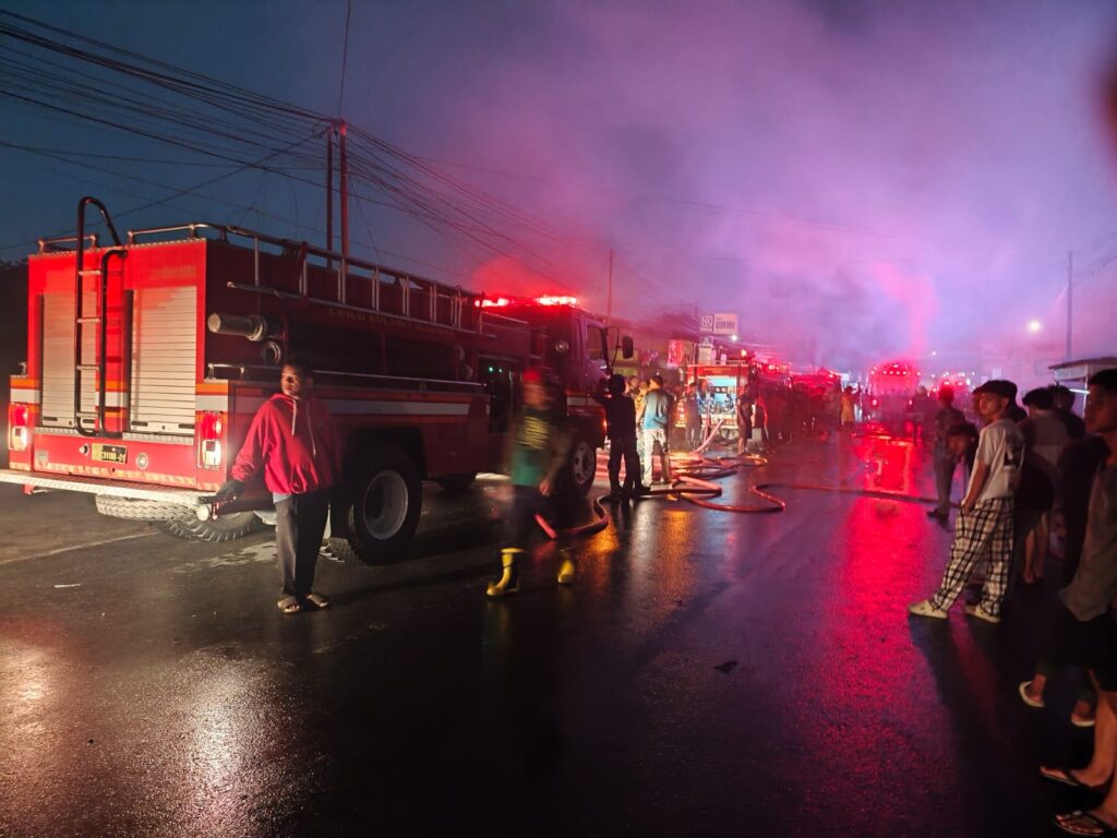 Gerak Cepat! Lanud RSN Bantu Padamkan Kebakaran di Pekanbaru
