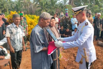 TNI AL Laksanakan Pemakaman Militer untuk Dua Prajurit Marinir yang Gugur dalam Tugas
