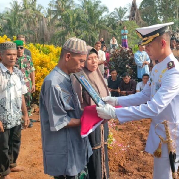 TNI AL Laksanakan Pemakaman Militer untuk Dua Prajurit Marinir yang Gugur dalam Tugas