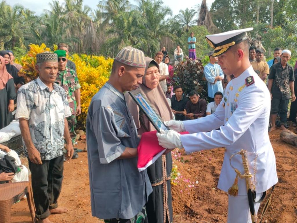 TNI AL Laksanakan Pemakaman Militer untuk Dua Prajurit Marinir yang Gugur dalam Tugas