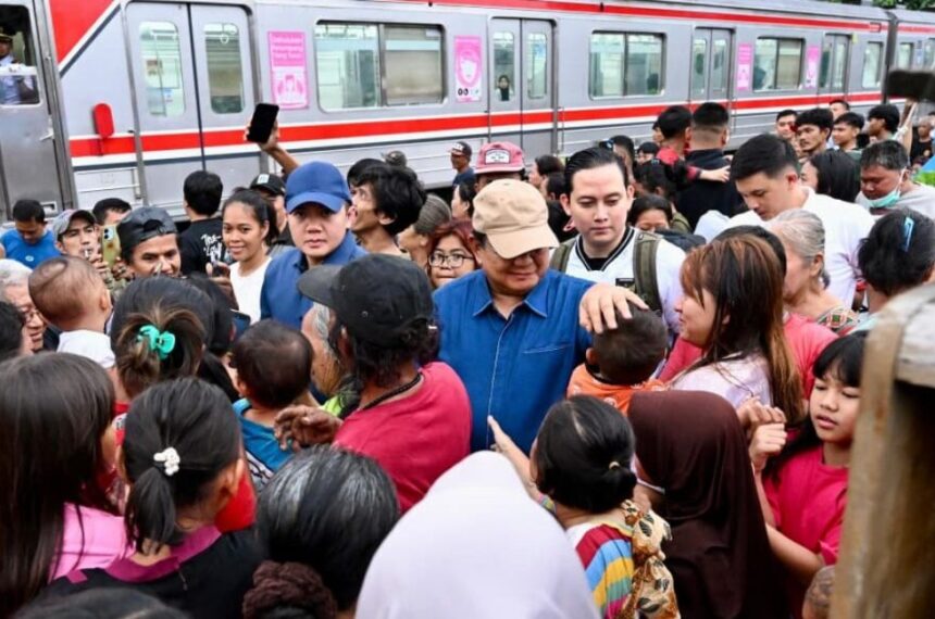Kunjungan Mendadak Presiden Prabowo di Senen, Warga Haru Sambut Kehadiran di Bantaran Rel Kunjungan Mendadak Presiden Prabowo di Senen, Warga Haru Sambut Kehadiran di Bantaran Rel