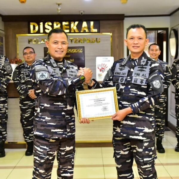 Kadisbekal Berikan Penghargaan atas Capaian Zona Integritas kepada Subdisdanlinven Disbekal