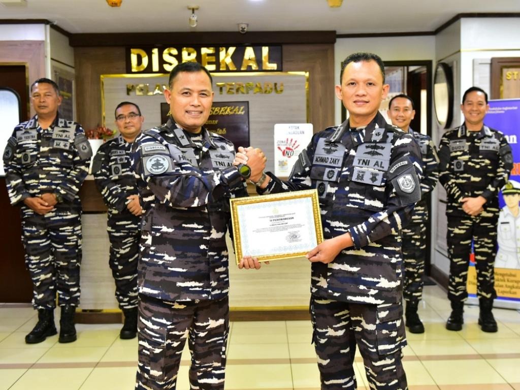 Kadisbekal Berikan Penghargaan atas Capaian Zona Integritas kepada Subdisdanlinven Disbekal Kadisbekal Berikan Penghargaan atas Capaian Zona Integritas kepada Subdisdanlinven Disbekal