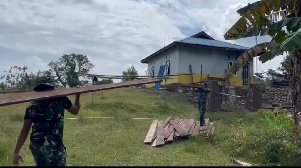 Pos Bori Bantu Warga Bangun Rumah, Wujud Kepedulian TNI di Papua Barat
