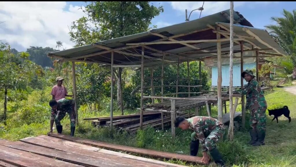 Pos Bori Bantu Warga Bangun Rumah, Wujud Kepedulian TNI di Papua Barat