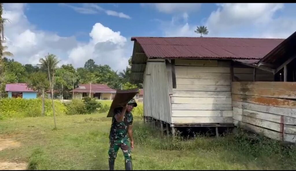 Pos Bori Bantu Warga Bangun Rumah, Wujud Kepedulian TNI di Papua Barat