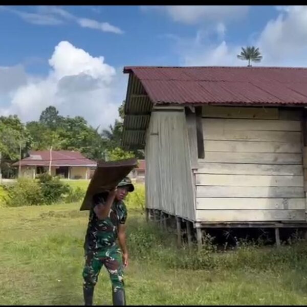Pos Bori Bantu Warga Bangun Rumah, Wujud Kepedulian TNI di Papua Barat