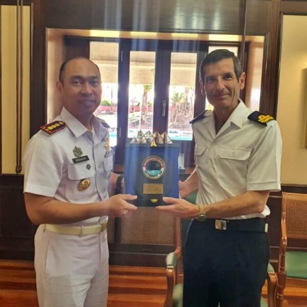 Perkuat Diplomasi Maritim, KRI Canopus-936 TNI AL Laksanakan Courtesy Call di Las Palmas