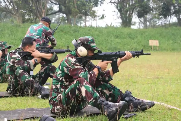 Lanud Sulaiman Gelar Latihan Menembak Senapan untuk Tingkatkan Profesionalisme Prajurit