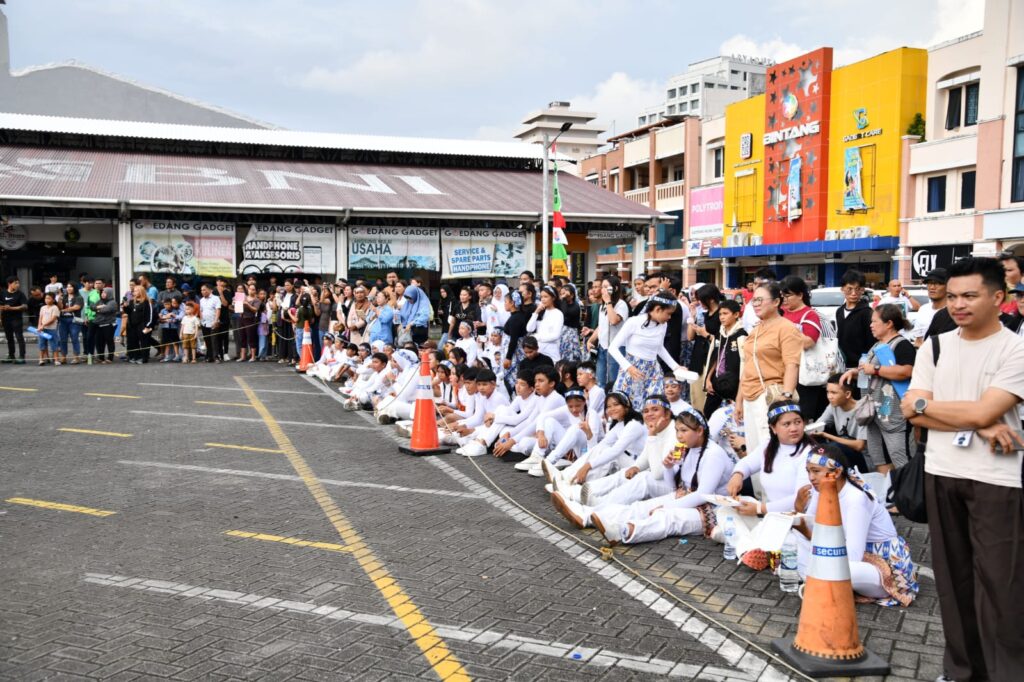Drumband Gita Dirgantara AAU Pukau Warga Manado Lewat Kirab Spektakuler