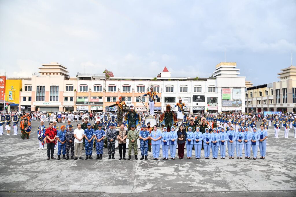 Drumband Gita Dirgantara AAU Pukau Warga Manado Lewat Kirab Spektakuler