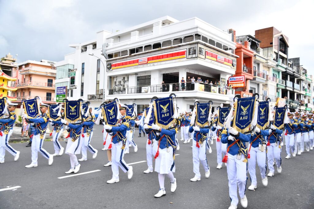 Drumband Gita Dirgantara AAU Pukau Warga Manado Lewat Kirab Spektakuler