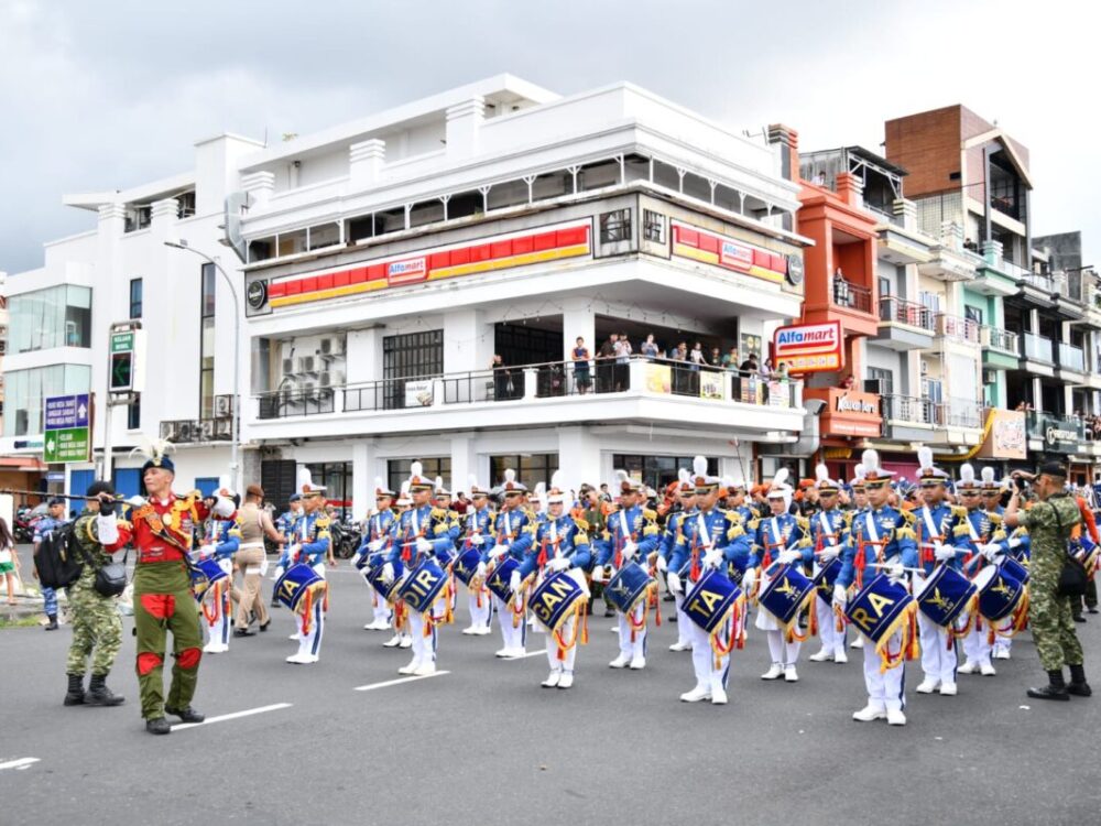 Drumband Gita Dirgantara AAU Pukau Warga Manado Lewat Kirab Spektakuler