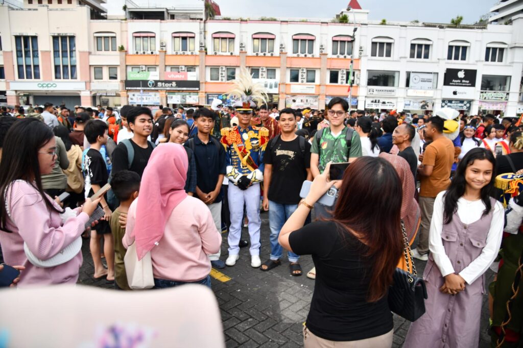 Drumband Gita Dirgantara AAU Pukau Warga Manado Lewat Kirab Spektakuler