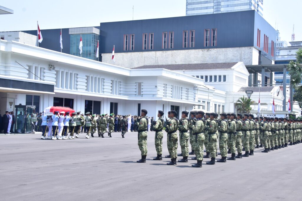 Pangkormar Hadiri Upacara Penghormatan dan Pelepasan Jenazah Prof. Dr. Juwono Sudarsono