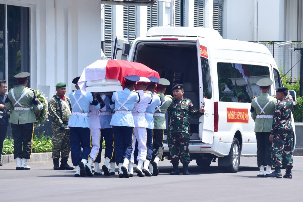 Pangkormar Hadiri Upacara Penghormatan dan Pelepasan Jenazah Prof. Dr. Juwono Sudarsono