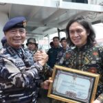 Pererat Sinergi Maritim, TNI AL Anugerahkan Penghargaan kepada Jurnalis di KRI Bima Suci