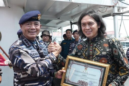 Pererat Sinergi Maritim, TNI AL Anugerahkan Penghargaan kepada Jurnalis di KRI Bima Suci