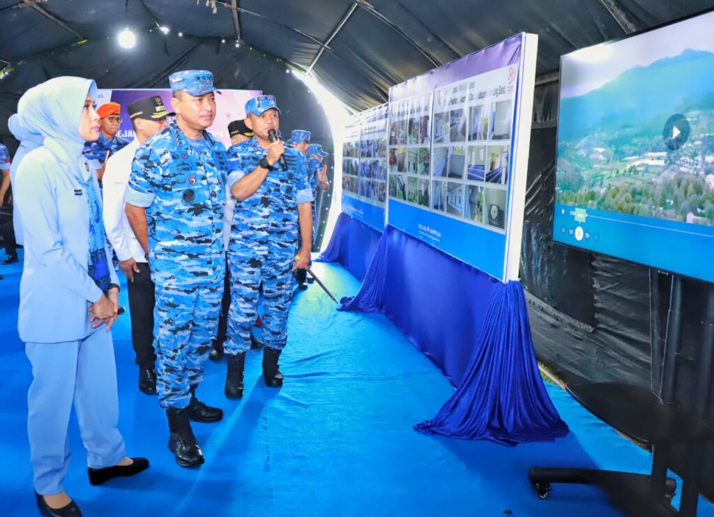 Usai Longsor Cisarua, TNI AU Gelar Bakti Sosial dengan Masyarakat yang Terdampak Bencana