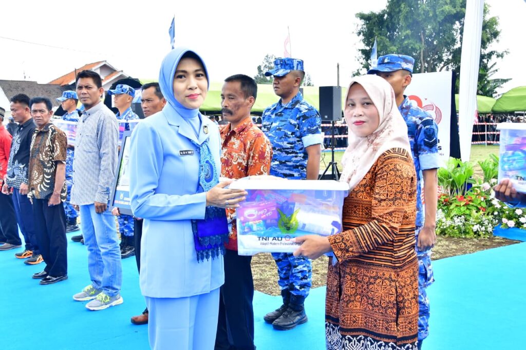 Usai Longsor Cisarua, TNI AU Gelar Bakti Sosial dengan Masyarakat yang Terdampak Bencana