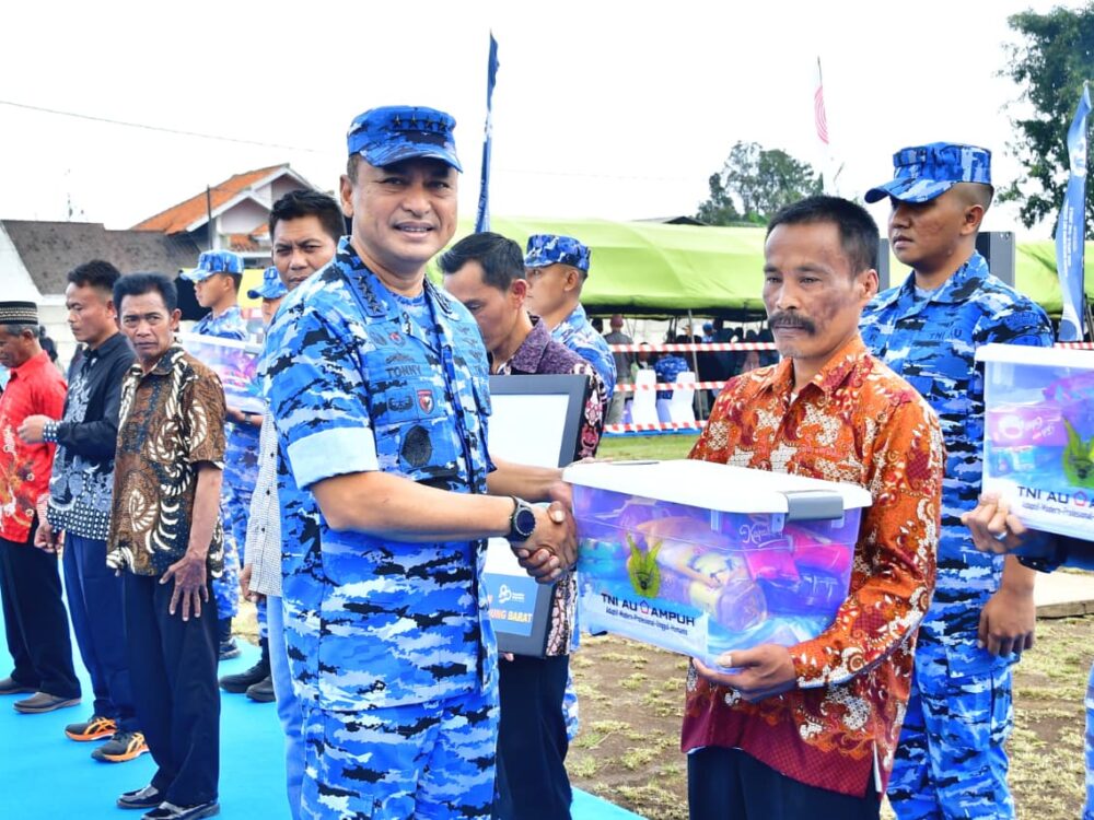 Usai Longsor Cisarua, TNI AU Gelar Bakti Sosial dengan Masyarakat yang Terdampak Bencana