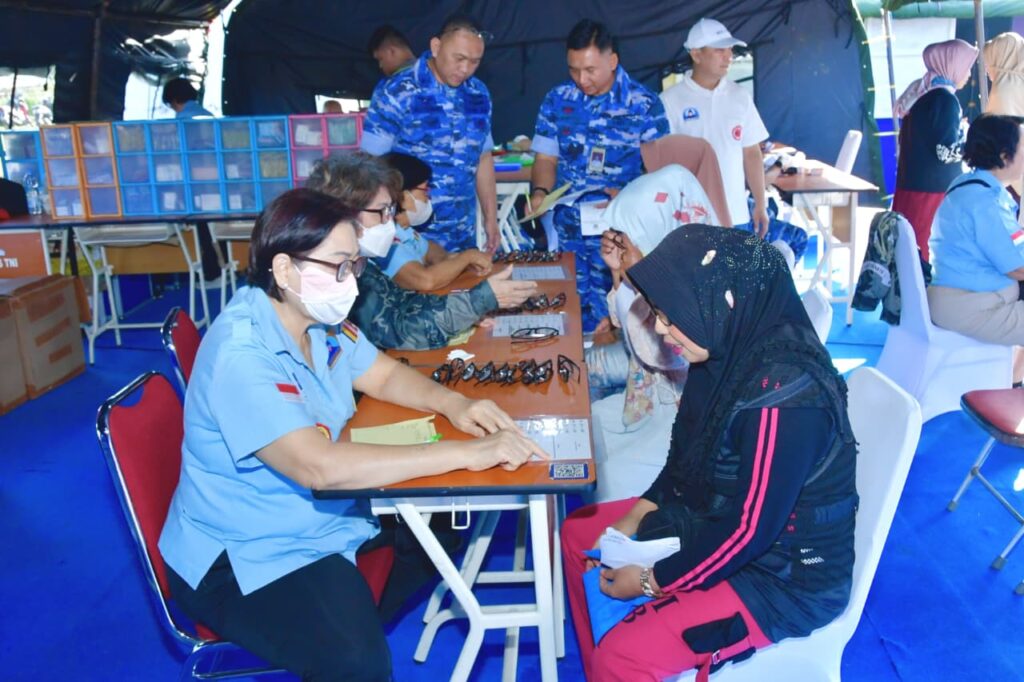 Usai Longsor Cisarua, TNI AU Gelar Bakti Sosial dengan Masyarakat yang Terdampak Bencana