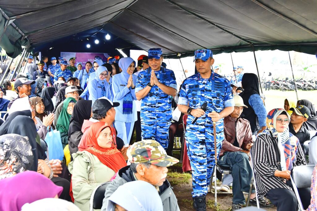 Usai Longsor Cisarua, TNI AU Gelar Bakti Sosial dengan Masyarakat yang Terdampak Bencana