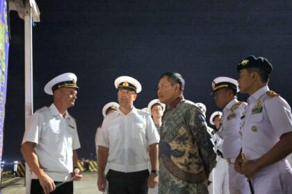 Pererat Diplomasi Maritim, Wamenhan RI Hadiri Resepsi di Kapal Korvet Rusia di Jakarta