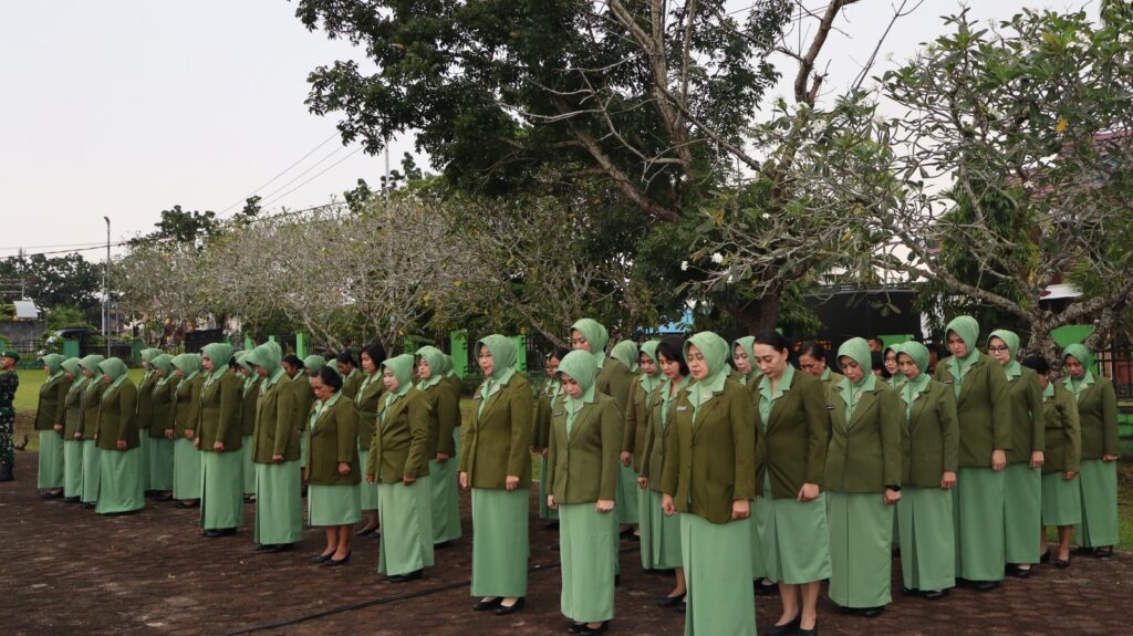 Ziarah Penuh Makna, Ketua Persit KCK Daerah XVIII/Kasuari Pimpin Penghormatan di TMP Trikora Jelang HUT ke-80