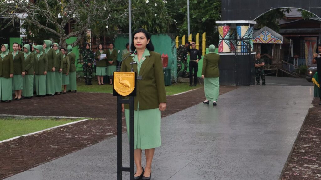 Ziarah Penuh Makna, Ketua Persit KCK Daerah XVIII/Kasuari Pimpin Penghormatan di TMP Trikora Jelang HUT ke-80