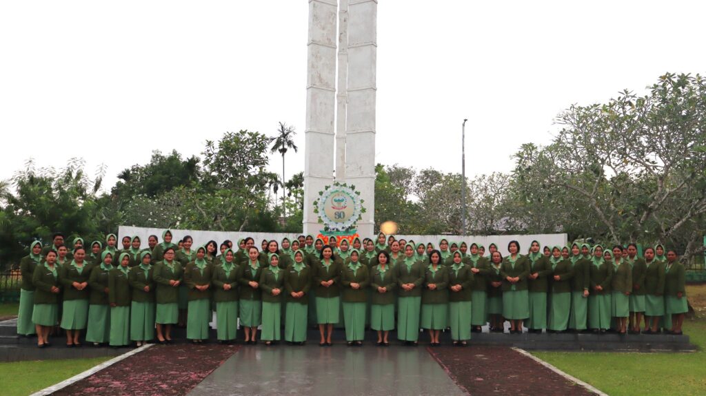 Ziarah Penuh Makna, Ketua Persit KCK Daerah XVIII/Kasuari Pimpin Penghormatan di TMP Trikora Jelang HUT ke-80