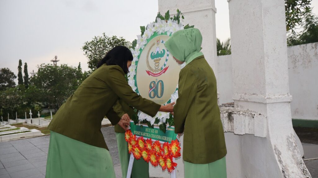 Ziarah Penuh Makna, Ketua Persit KCK Daerah XVIII/Kasuari Pimpin Penghormatan di TMP Trikora Jelang HUT ke-80