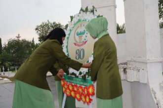 Ziarah Penuh Makna, Ketua Persit KCK Daerah XVIII/Kasuari Pimpin Penghormatan di TMP Trikora Jelang HUT ke-80