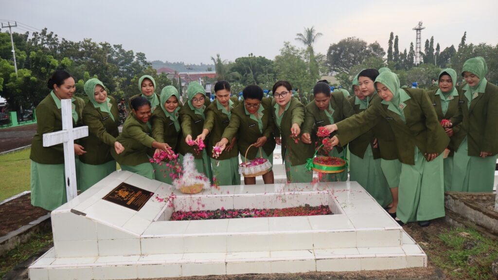 Ziarah Penuh Makna, Ketua Persit KCK Daerah XVIII/Kasuari Pimpin Penghormatan di TMP Trikora Jelang HUT ke-80