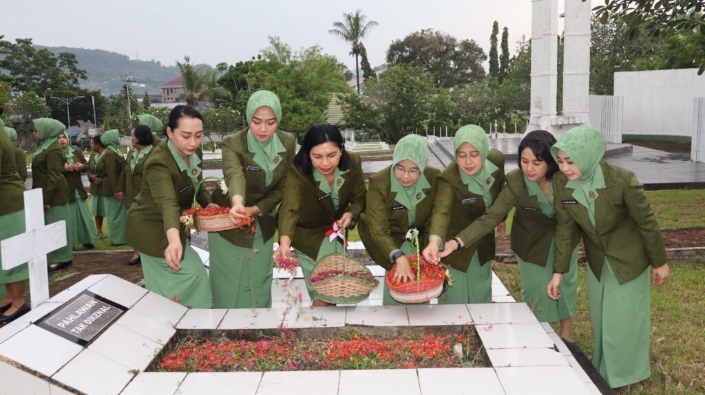 Ziarah Penuh Makna, Ketua Persit KCK Daerah XVIII/Kasuari Pimpin Penghormatan di TMP Trikora Jelang HUT ke-80