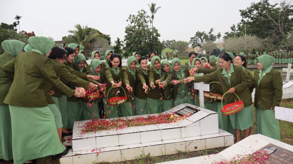 Ziarah Penuh Makna, Ketua Persit KCK Daerah XVIII/Kasuari Pimpin Penghormatan di TMP Trikora Jelang HUT ke-80