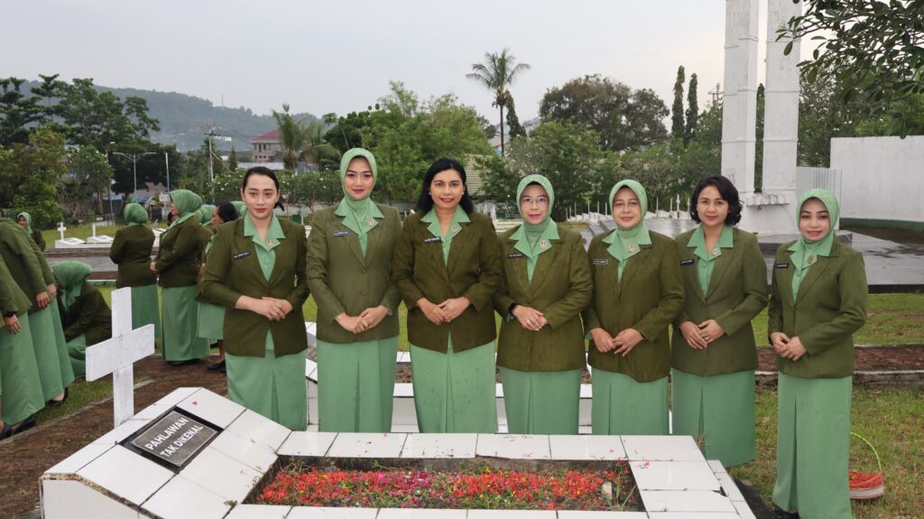 Ziarah Penuh Makna, Ketua Persit KCK Daerah XVIII/Kasuari Pimpin Penghormatan di TMP Trikora Jelang HUT ke-80