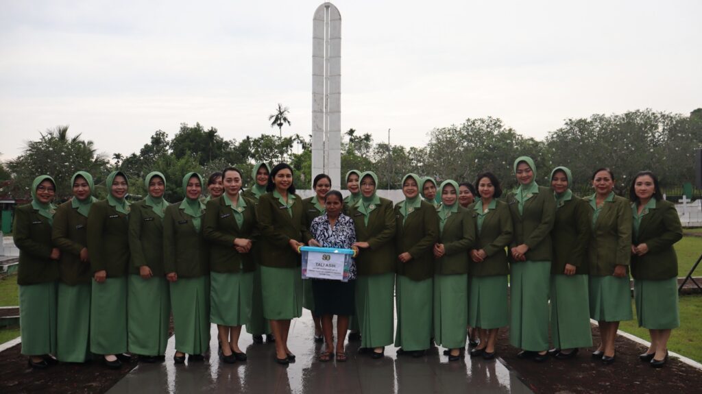 Ziarah Penuh Makna, Ketua Persit KCK Daerah XVIII/Kasuari Pimpin Penghormatan di TMP Trikora Jelang HUT ke-80
