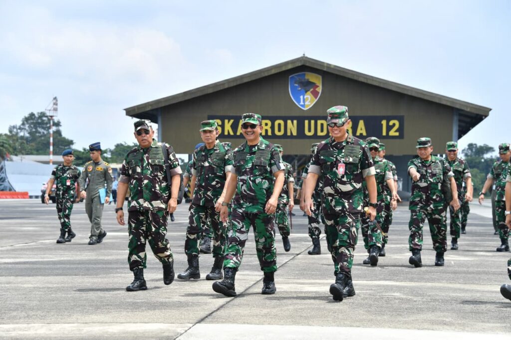 Pastikan Keamanan Pangkalan Udara, Wakasau Tinjau Kesiapan Sistem Keamanan Lanud Roesmin Nurjadin