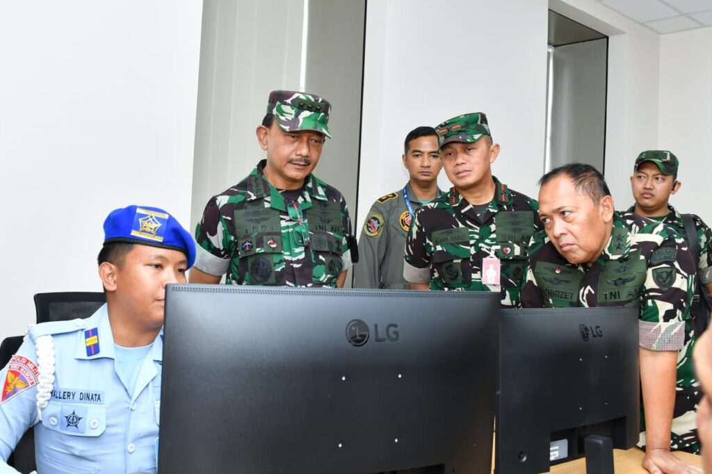Pastikan Keamanan Pangkalan Udara, Wakasau Tinjau Kesiapan Sistem Keamanan Lanud Roesmin Nurjadin