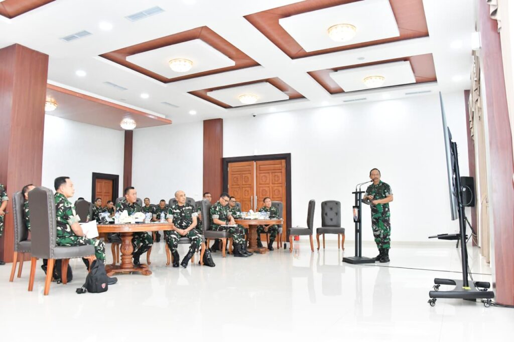 Pastikan Keamanan Pangkalan Udara, Wakasau Tinjau Kesiapan Sistem Keamanan Lanud Roesmin Nurjadin