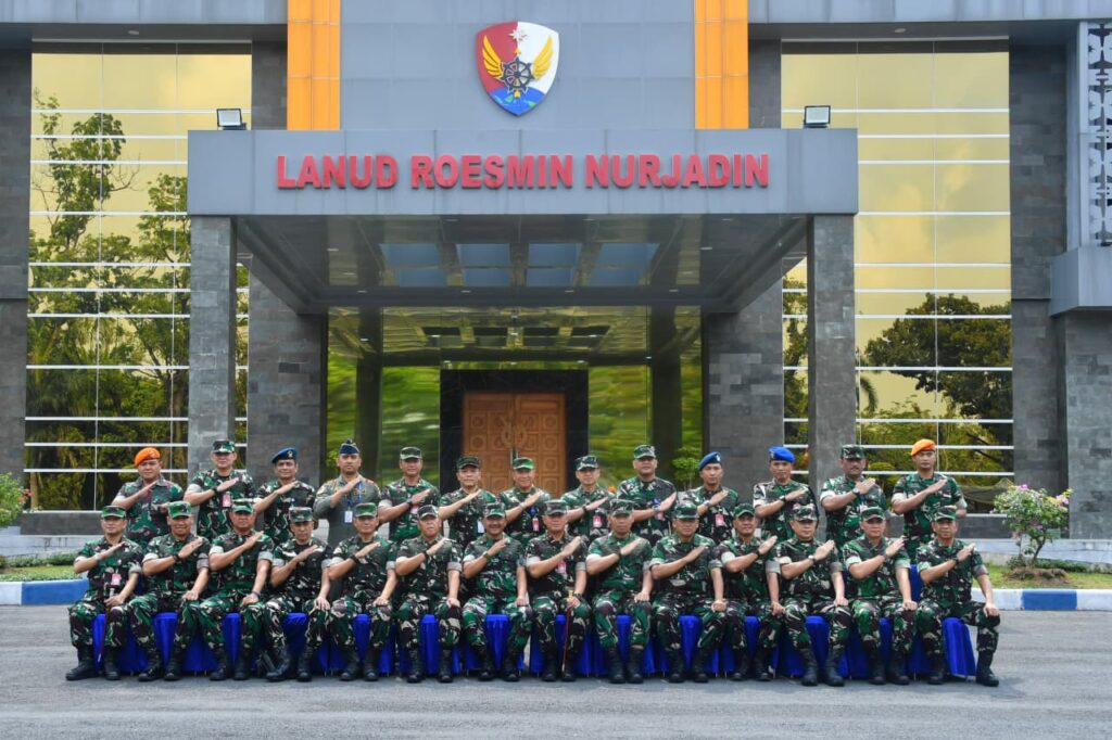 Pastikan Keamanan Pangkalan Udara, Wakasau Tinjau Kesiapan Sistem Keamanan Lanud Roesmin Nurjadin