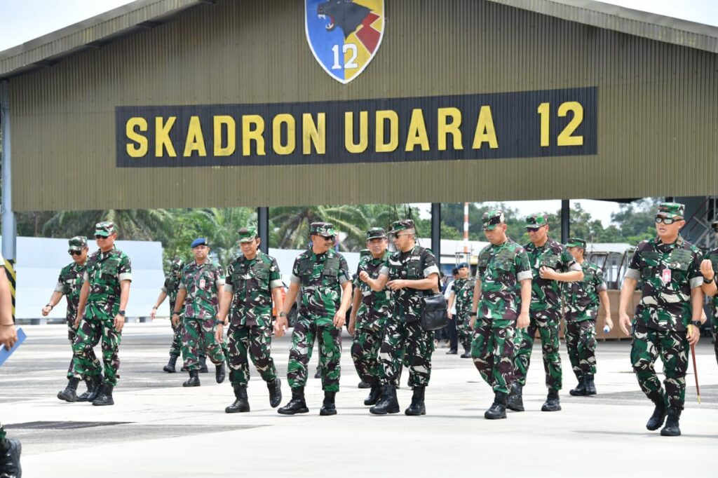 Pastikan Keamanan Pangkalan Udara, Wakasau Tinjau Kesiapan Sistem Keamanan Lanud Roesmin Nurjadin