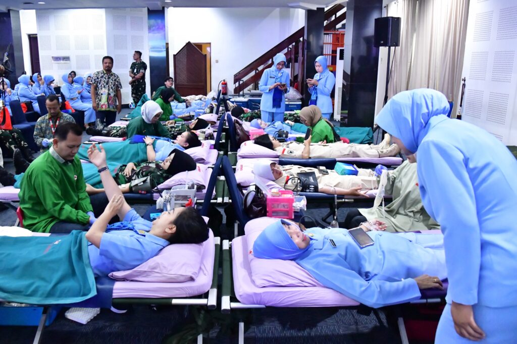 Ribuan Personel TNI AU Ikuti Donor Darah Serentak, Targetkan Rekor MURI